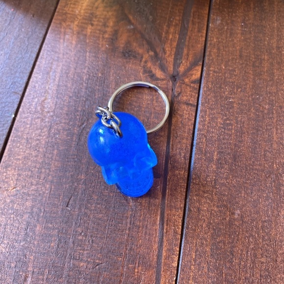 Handmade Resin Brilliant Blue Skull 3” Keychain Gothic Backpack Bag Charm NEW - Picture 6 of 8